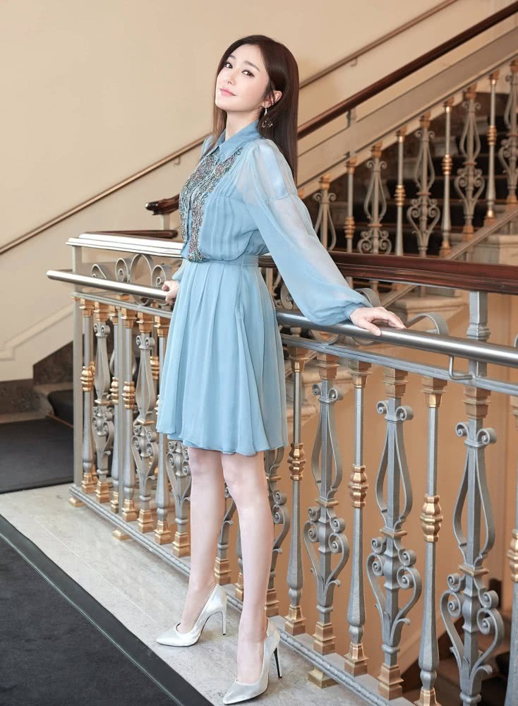秦岚出席米兰时装周，身穿蓝色连衣裙，仙气十足！