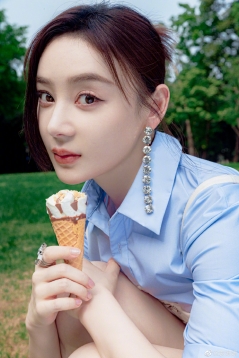 袁姗姗微博晒图，手拿冰淇淋明艳动人。