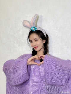 刘诗诗身穿紫以头带兔耳朵为网友送上2023年新年祝福